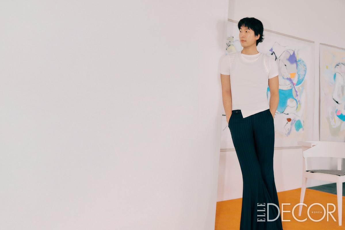 레이어드한 슬리브리스 톱은 Magliano. 플레어 팬츠는 Sugarhill. 이너 웨어 티셔츠는 스타일리스트 소장품.