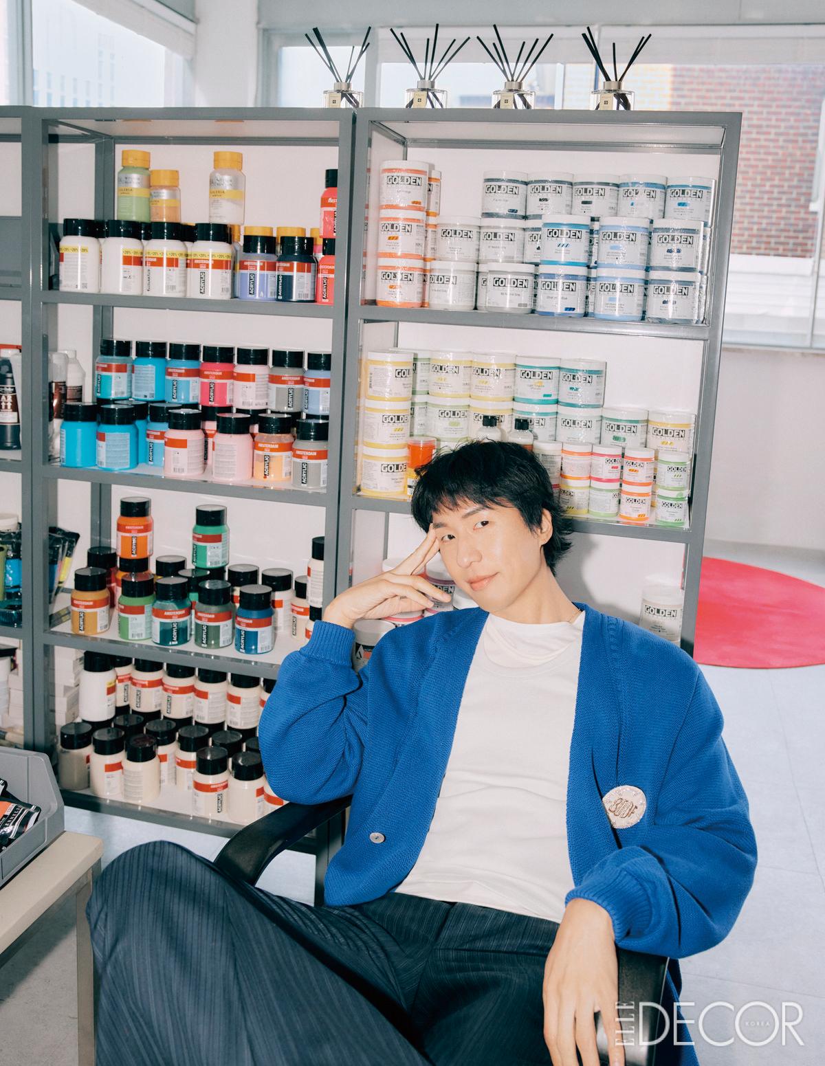 파란 니트 카디건은 Bode. 레이어드한 슬리브리스 톱은 Magliano. 플레어 팬츠는 Sugarhill. 이너 웨어로 입은 티셔츠는 스타일리스트 소장품.