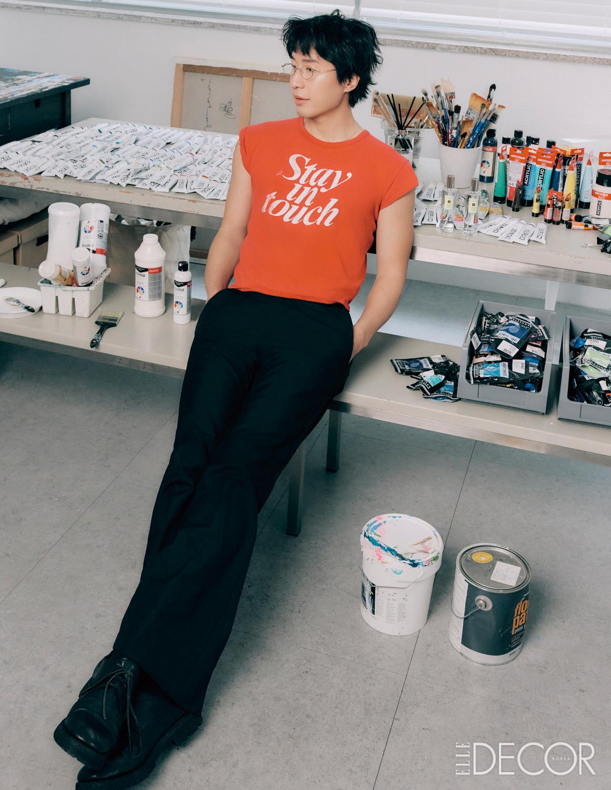 아티스트가 직접 고른 향은 저마다 쓰임에 이유가 있다. 마이큐가 평소 선호하는 향은 은은한 분위기를 자아내는 시트러스와 우드 계열. 작업실에 들어선 순간 가볍게 분사하는 것으로도 기분이 환기되는 홈 프레그런스를 좋아한다. 그가 작업 테이블 위에 올려둔 룸 스프레이와 디퓨저는 카리브해의 산들바람을 머금은 상큼한 라임과 바질, 백리향이 어우러진 조 말론 런던의 시그너처 향. 라임 바질 앤 만다린 룸 스프레이와 라임 바질 앤 만다린 디퓨저는 모두 Jo Malone London. 팬츠는 Egonlab. 슈즈는 Guidi. 안경과 빈티지 티셔츠는 모두 아티스트 소장품.