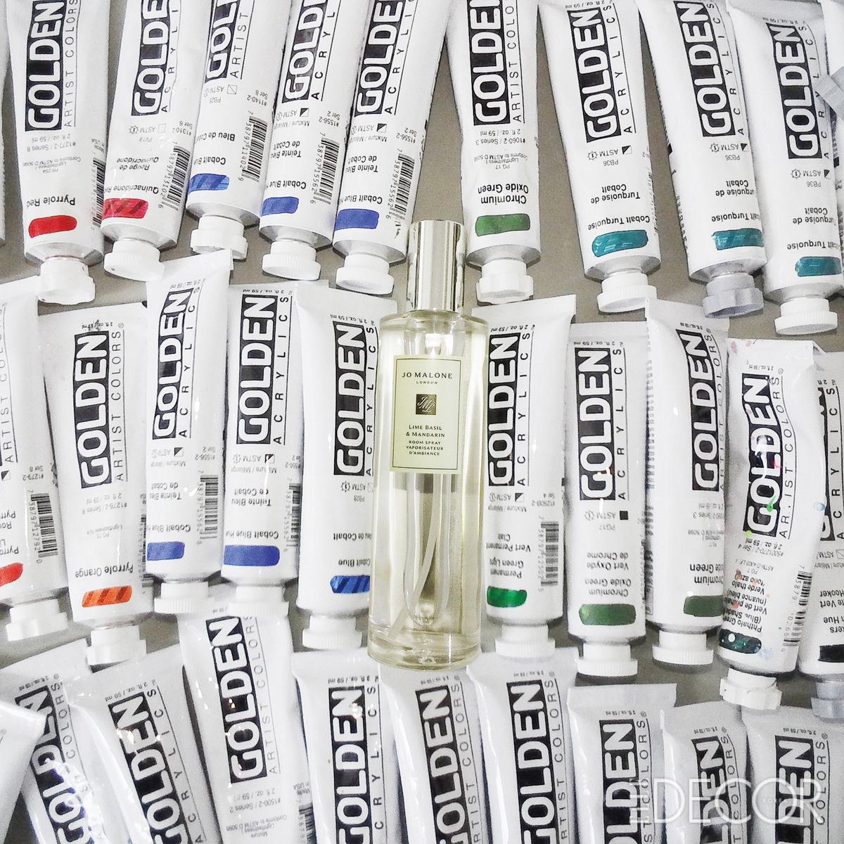 마이큐가 고른 조 말론 런던의 홈 프레그런스는 모두 은은하게 공간을 채워 특별한 분위기를 완성한다. 조 말론 런던의 시그너처로 시트러스 계열의 프레시한 향이 가볍게 분사되는 것만으로도 기분을 업시켜 주는 라임 바질 앤 만다린 룸 스프레이.