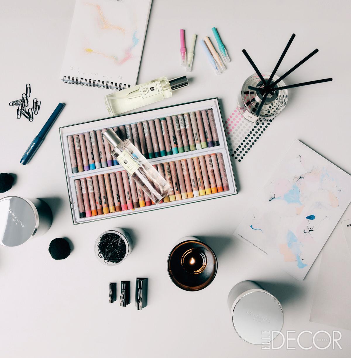 (왼쪽 위부터 시계 방향으로) 테이블 위에 놓인 홈 프레그런스는 상큼한 라임과 바질, 백리향이 어우러진 라임 바질 앤 만다린 룸 스프레이, 소금기를 머금은 신선한 바다 공기와 절벽에 스민 미네랄 향이 어우러진 우드 세이지 앤 씨 솔트 디퓨저, 사이프러스나무의 아로마틱 향과 따뜻한 그레이프바인 노트, 앰버 베이스로 은은하지만 오래도록 기억에 남는 사이프러스 앤 그레이프바인 클래식 캔들은 모두 Jo Malone London.