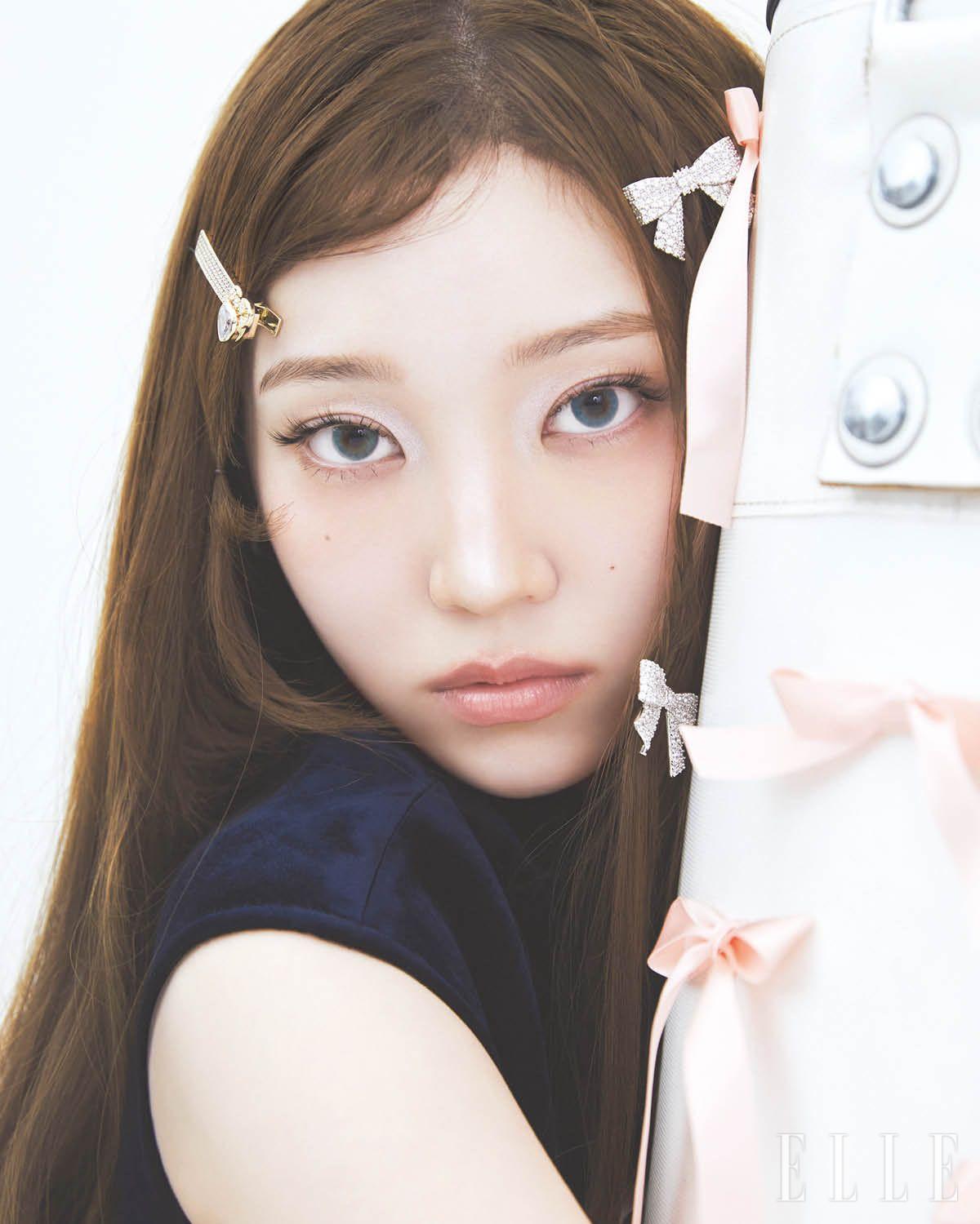 벨벳 톱은 Alaïa. 헤어핀은 Uselessobjects. 헤어핀으로 연출한 리본 이어링은 Yvmin x Shushu/Tong.