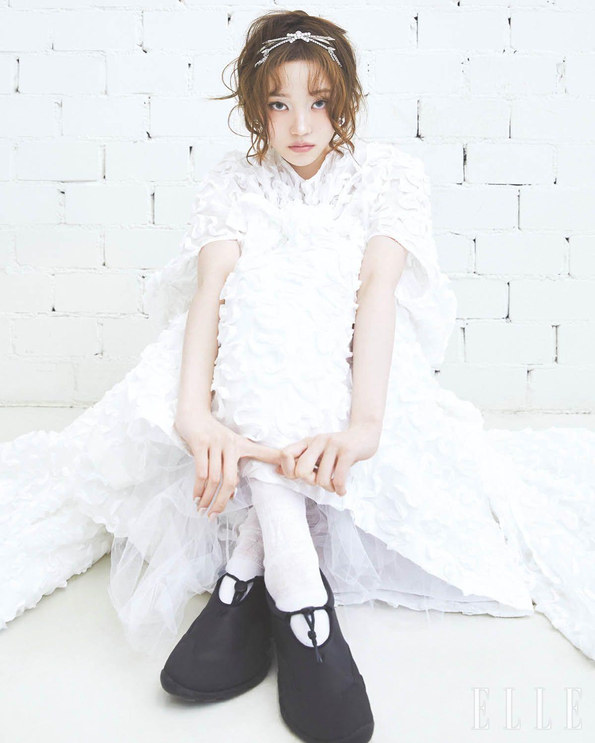 화이트 벌룬 톱과 스커트는 모두 Tao Comme des Garçons. 블랙 슈즈는 Junya Watanabe x New Balance. 크리스털 헤어밴드는 Yvmin x Shushu/Tong.