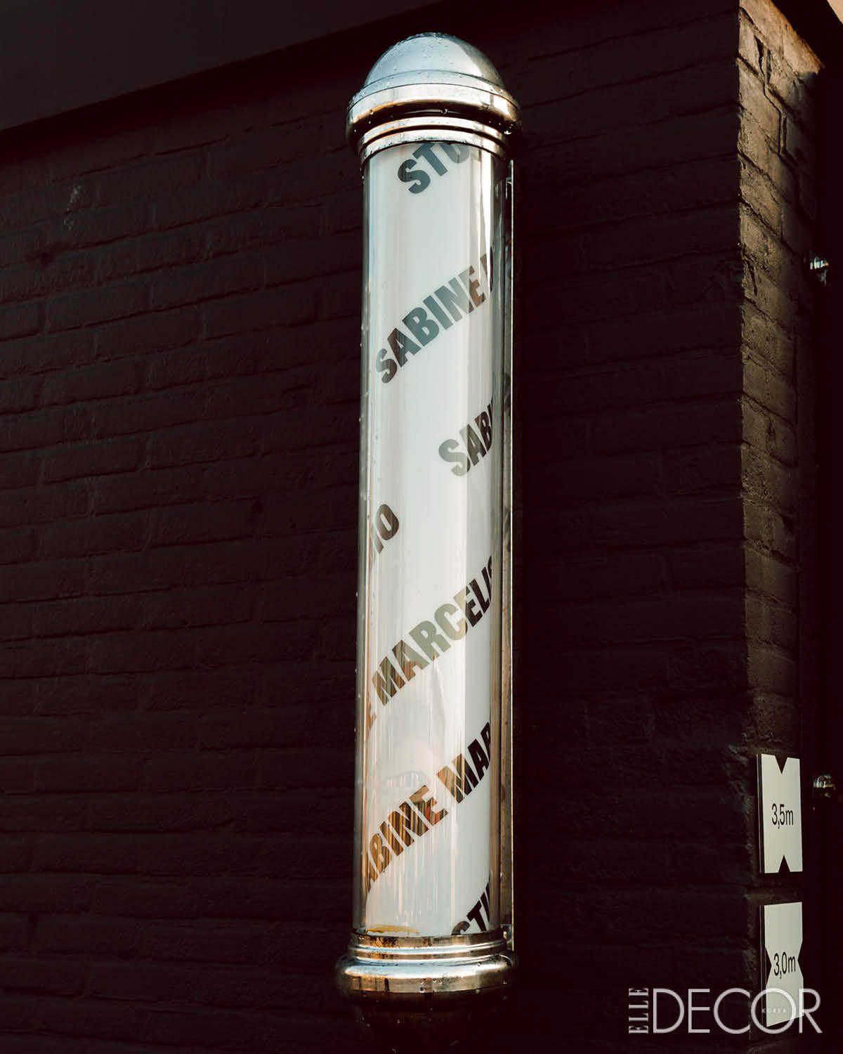 바버숍 사인을 유독 좋아하는 사빈 마르셀리스. 마흔 번째 생일을 맞아 작업실에서 연 파티에 온 친구들이 선물한 사인으로, 지금도 그녀가 아끼는 오브제다.