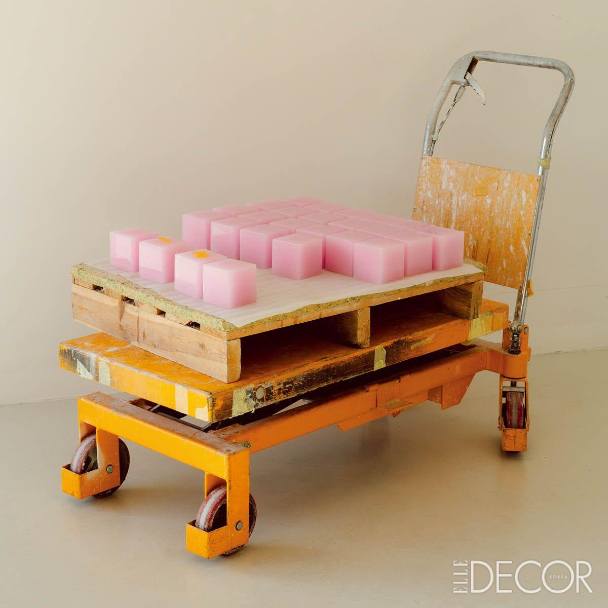 사빈 마르셀리스의 작업과 이번 호 주제인 ‘The Factories’가 명확하게 만나는 순간. 사빈이 직접 큐레이션한 포토그래피 작업이다. 사포질을 마치고 출고를 기다리는 리미티드 에디션 ‘Candy Cube’가 사빈 마르셀리스의 팩토리 내 수레 위에 놓여 있다. 