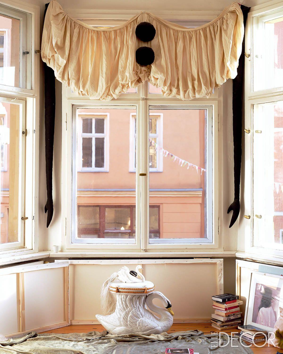 기다란 검은 팔과 드레이프 천으로 장식해 기묘한 아름다움이 감도는 창가.