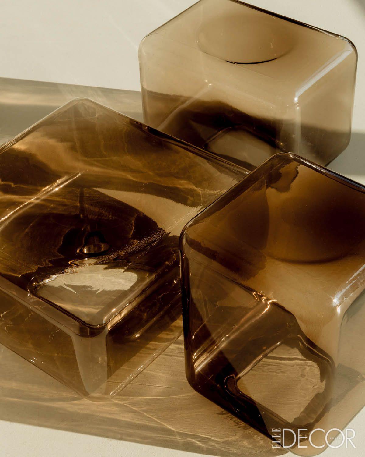 스튜디오와 공장 직원이 함께 사용하는 부엌과 다이닝 공간에 BD 바르셀로나(BD Barcelona)를 위해 디자인한 ‘스테델릭 체어(Stedelijk Chair)’의 알루미늄 버전이 놓여 있다. 