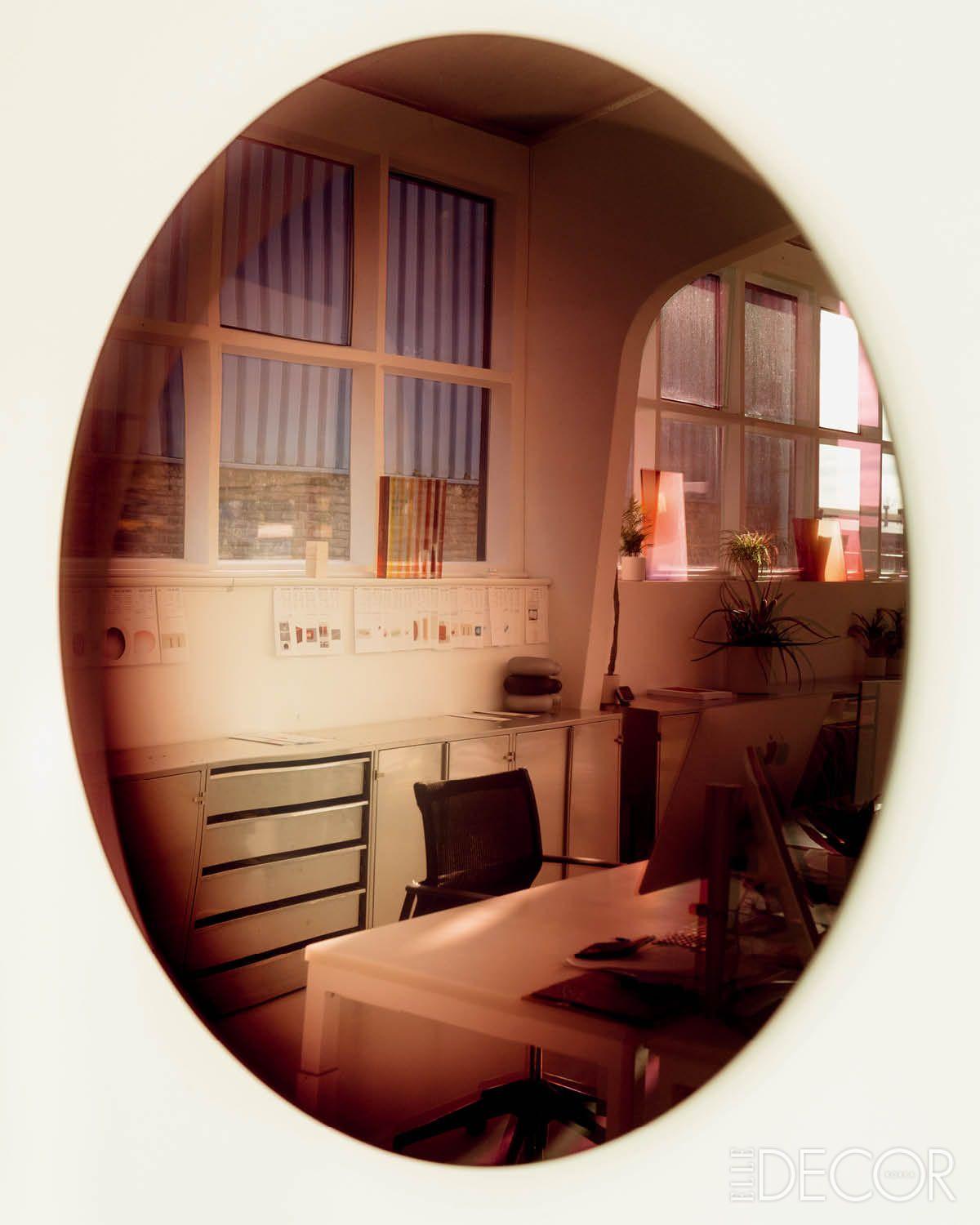 건축가인 파트너가 디자인한 메탈 책꽂이. 거울에 비친 장면은 사빈을 포함한 모든 팀원이 함께 일하는 공간. 