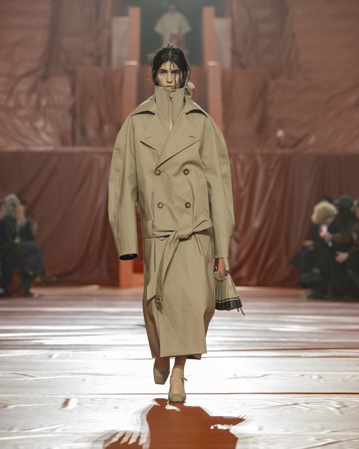 라코스테의 2026 가을 겨울 컬렉션을 연 첫 번째 트렌치 코트 룩. 