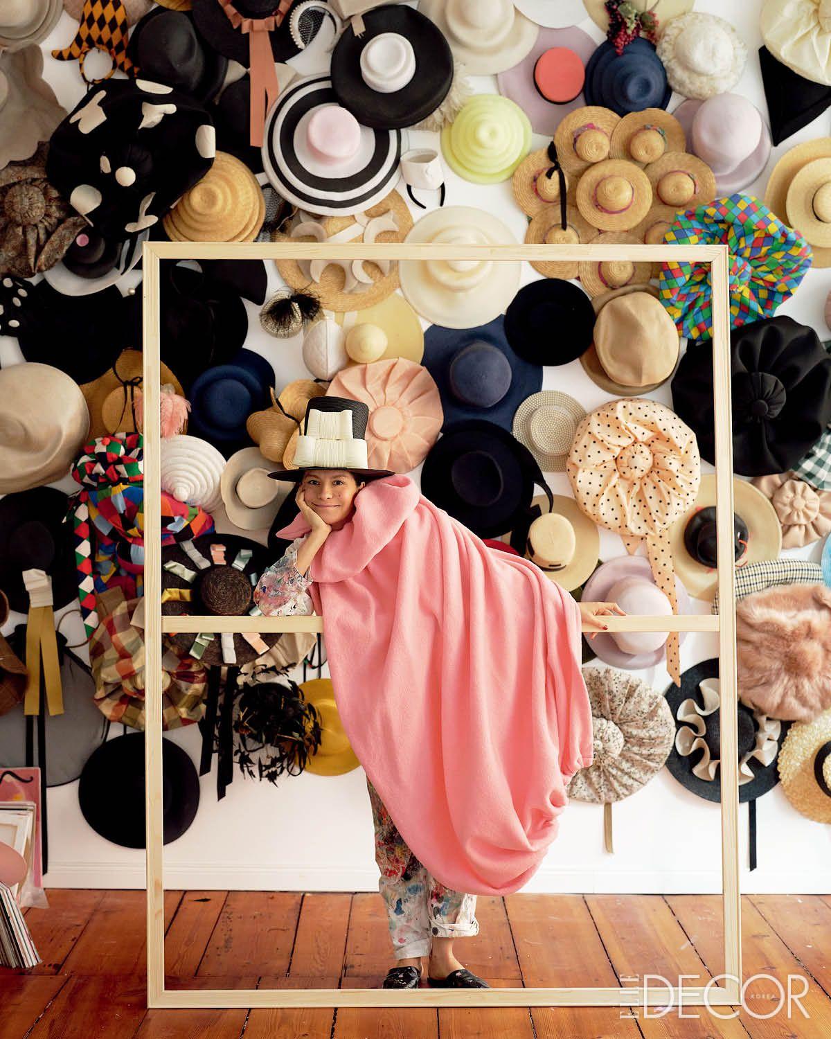 각양각색의 모자로 채운 방과 메리엄 케이하니. 