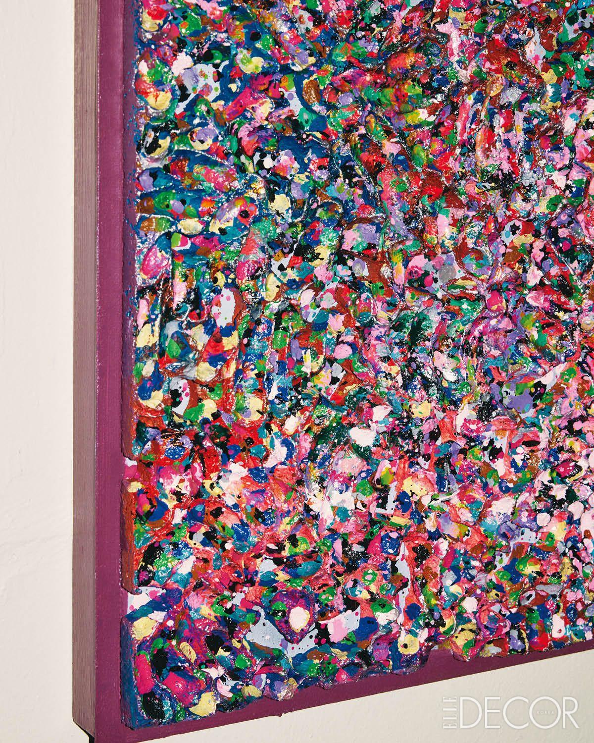 알루미늄판 위에 흙을 얹고 물감을 떨어뜨리는 기법으로 완성한 '묵시록' 일부.