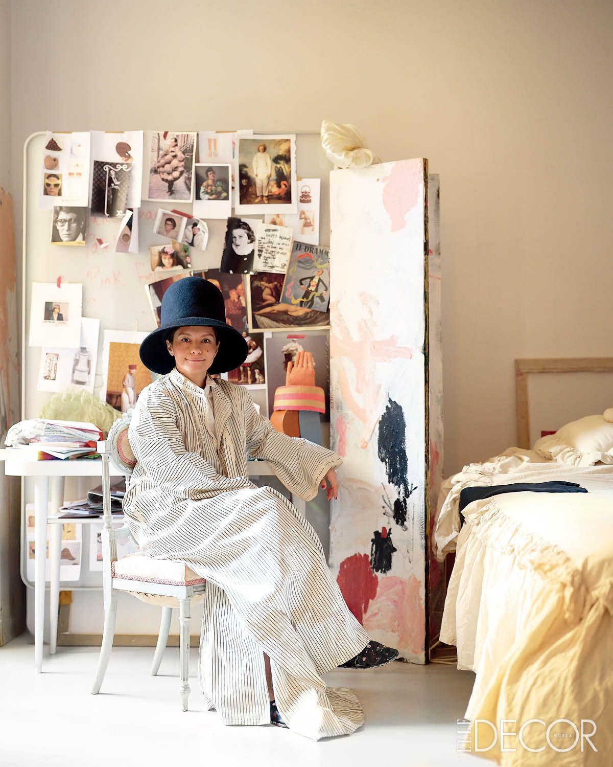 영감의 흔적으로 가득한 메리엄의 침실. 벽 한 쪽에 레퍼런스 이미지로 가득한 무드보드를 세워두었다.