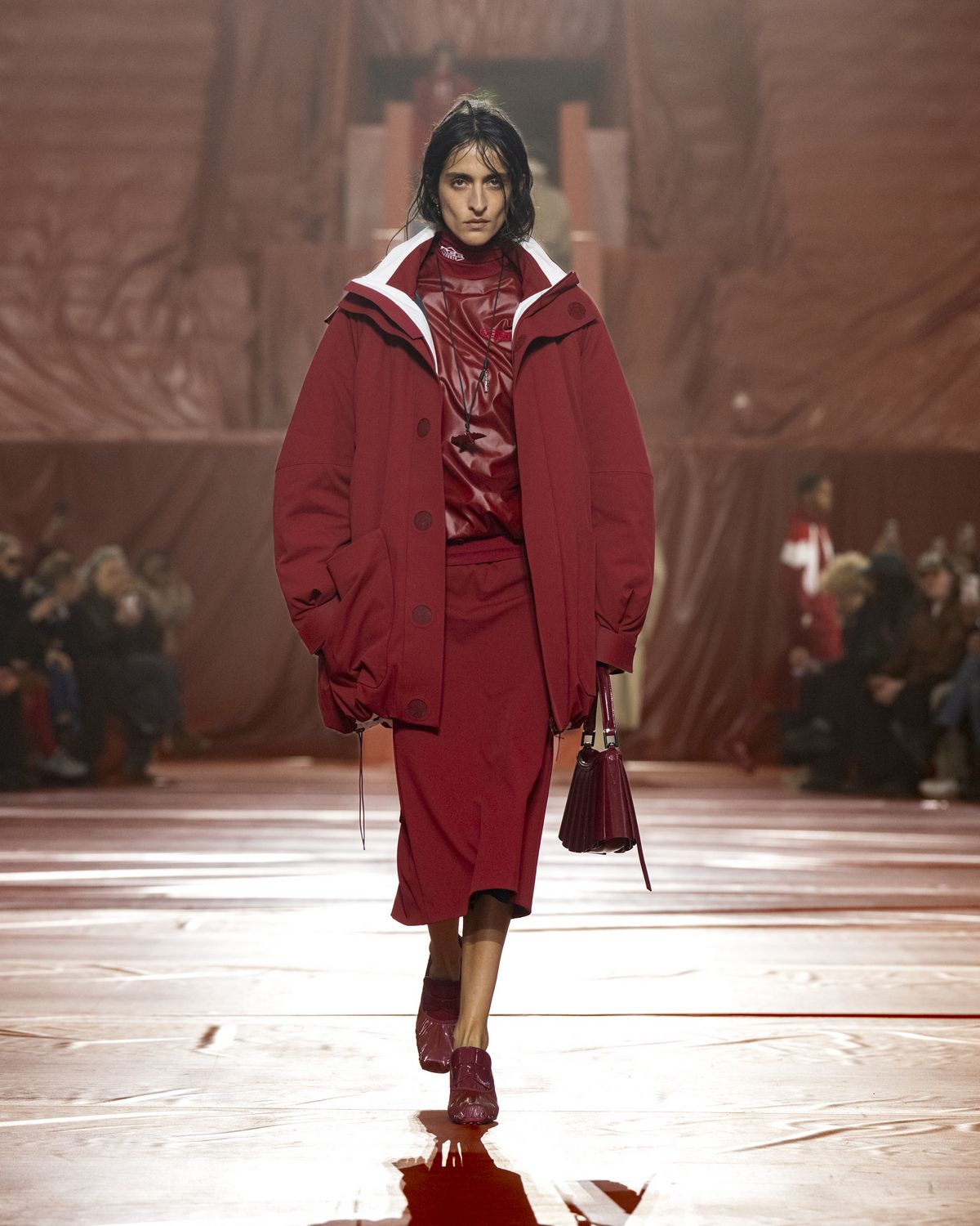 하나의 레드 톤으로 머리부터 발끝까지 구성한 라코스테의 2026 가을 겨울 컬렉션. 