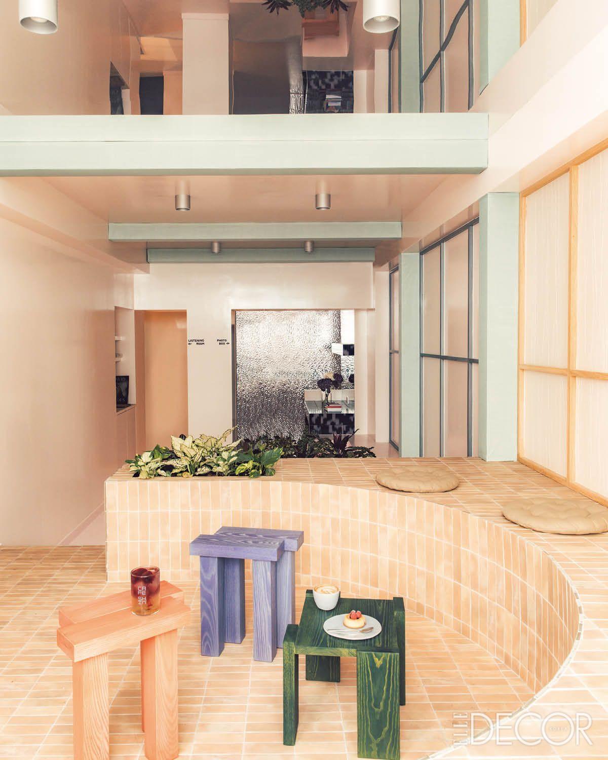 한국의 찜질방 문화를 엿볼 수 있는 카페 신(Café Shin). 