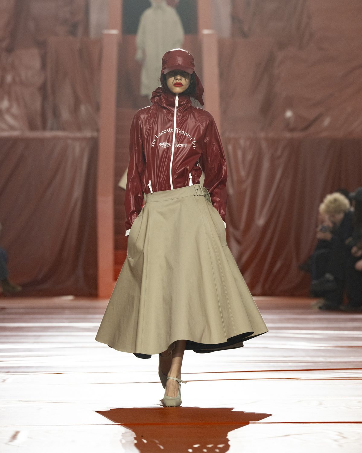A라인 스커트로 스포티즘을 모던하게 풀어낸 라코스테의 2026 가을 겨울 컬렉션. 