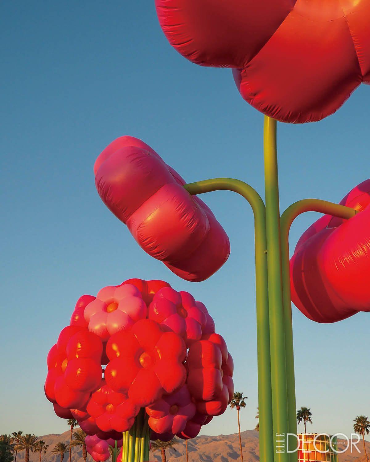 사막 위에 솟아오른 거대한 인플레이터블 플라워. 