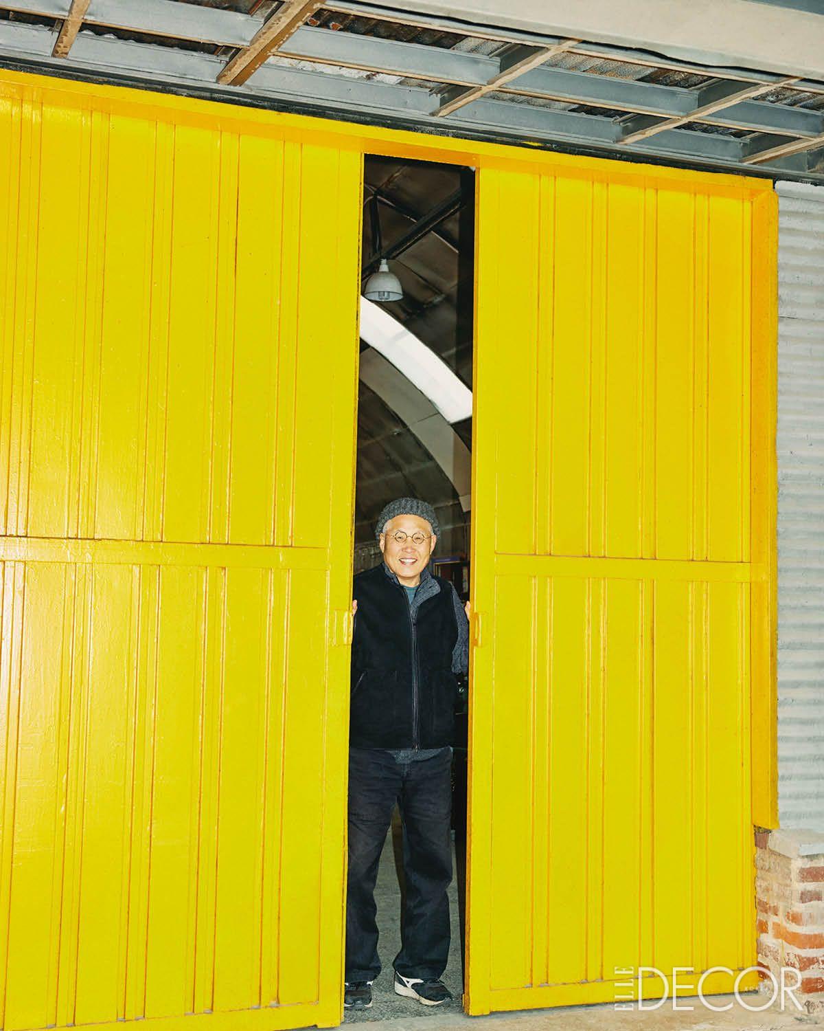 작업실 문 앞에 선 신상호 작가.