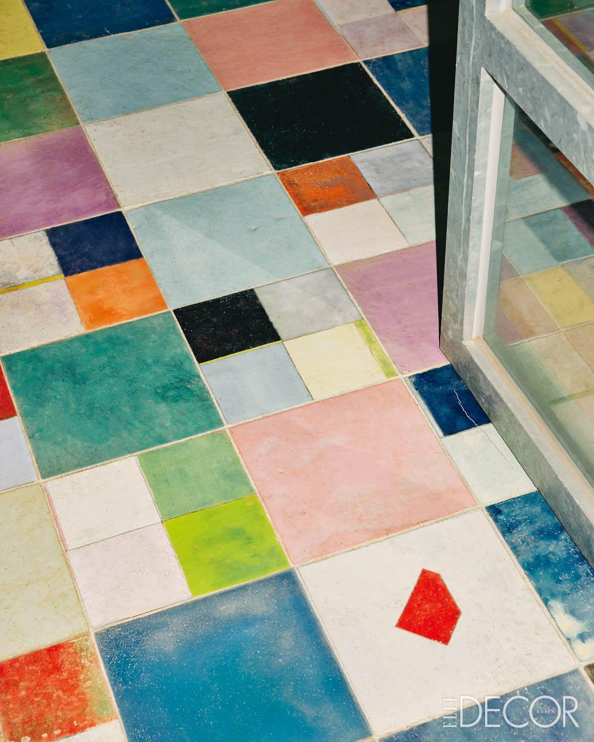 정확한 색 구현을 위한 테스트 과정을 보여주는 작은 타일 조각들