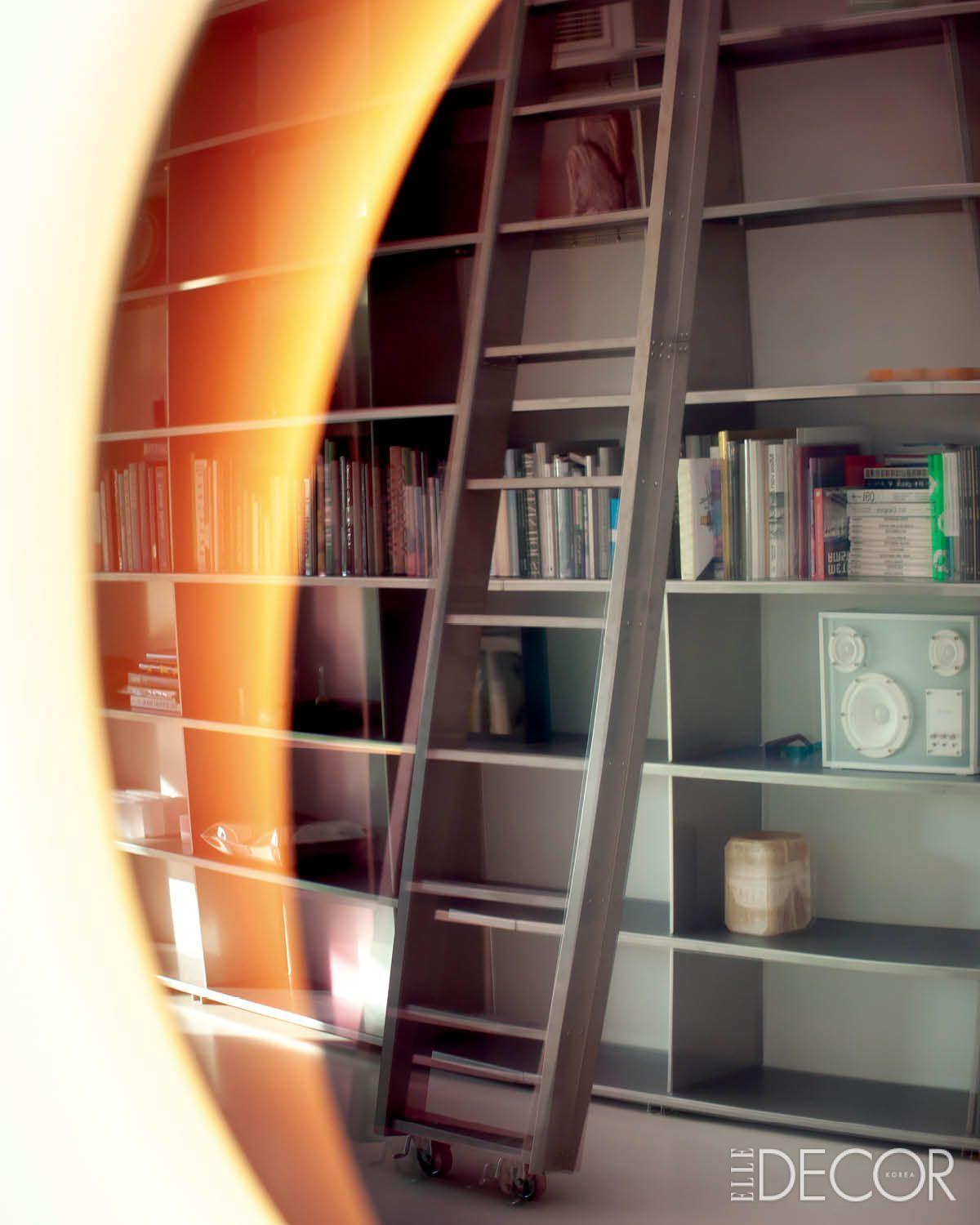 건축가인 파트너가 디자인한 메탈 책꽂이. 거울에 비친 장면은 사빈을 포함한 모든 팀원이 함께 일하는 공간. 