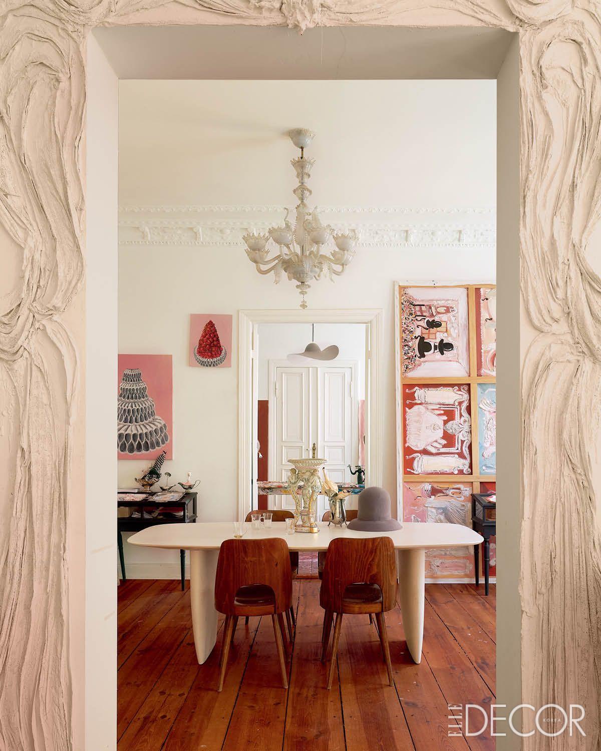 거실에서 다이닝 룸으로 이어지는 통로. 거친 텍스처의 석고 조형으로 입구를 장식했다.