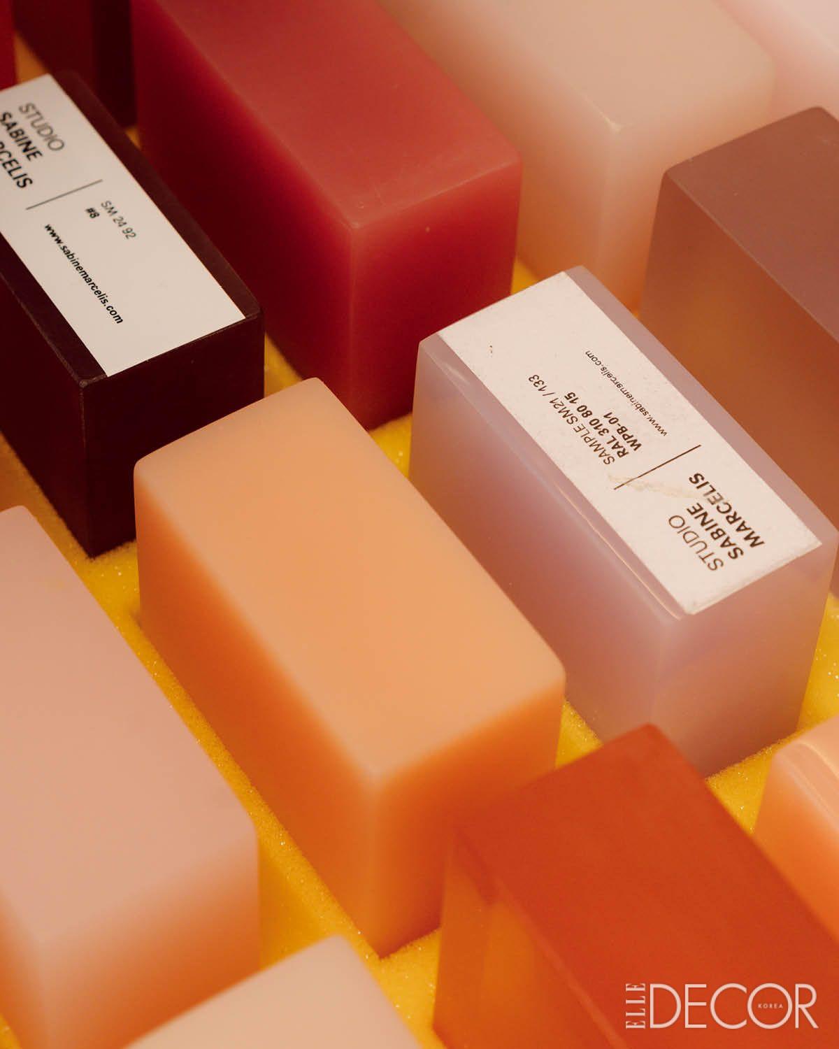 디자이너로 데뷔한 후 꾸준히 구축해 온 그녀만의 컬러 아카이브. 레진과 유리 등 자주 사용하는 재료를 컬러 레퍼런스별로 정리해 보관한다.