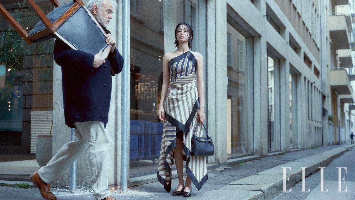 건축가 프랭크 스텔라의 그래픽에서 영감받은 싱글 숄더 스카프 톱과 스카프 스커트, 슬링백 펌프스, T 타임리스 톱 핸들 백은 모두 Tod’s.