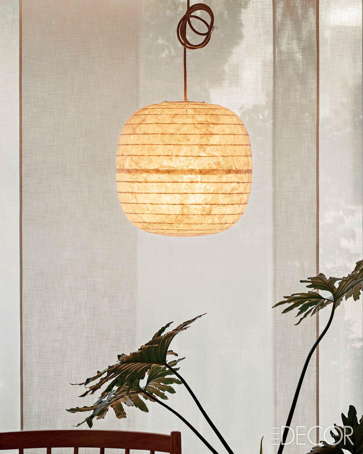 별도의 구조체 없이, 한지 스스로 형태를 유지하도록 한 겹씩 바르고 말려서 만든 조명과 선반의 디테일.