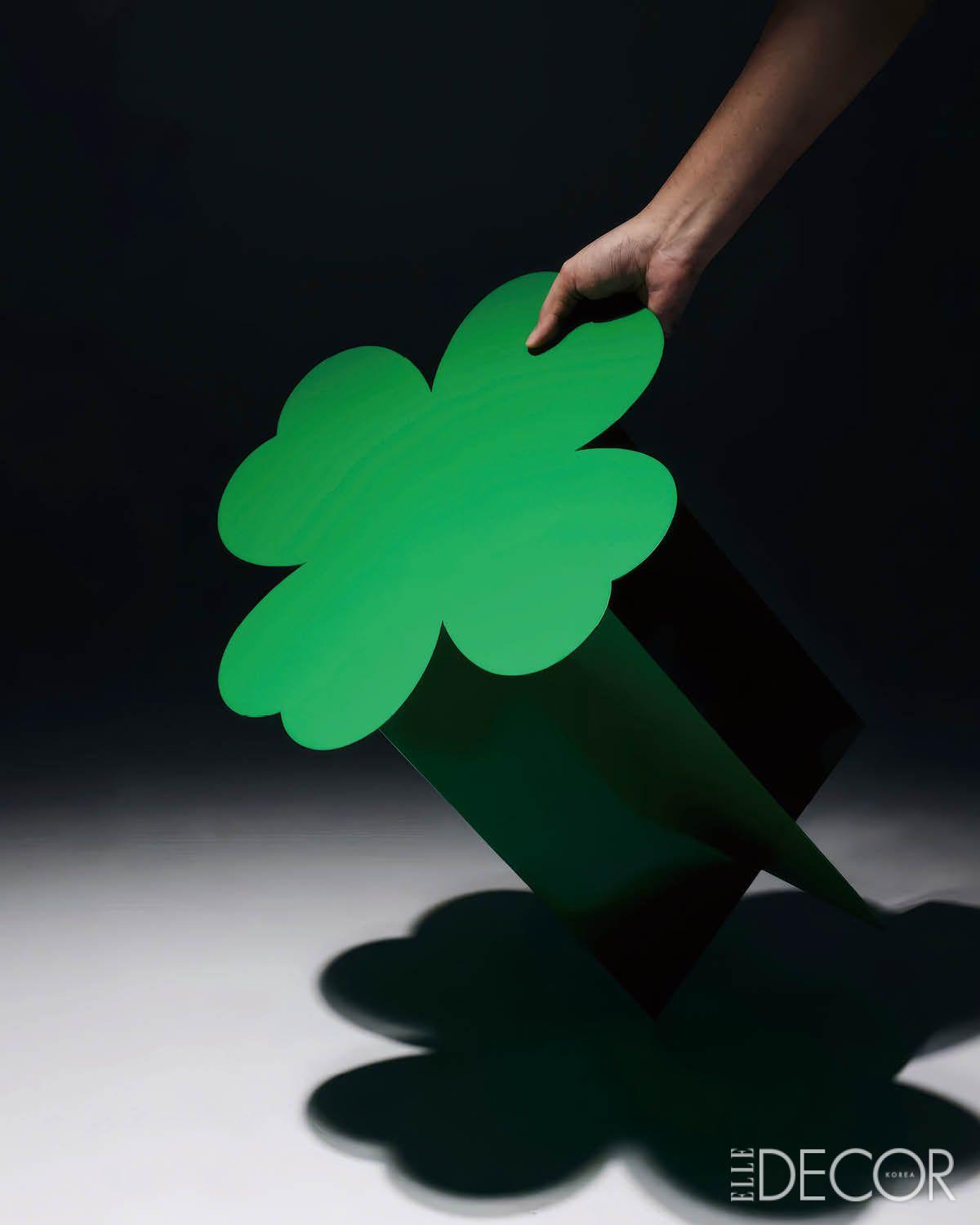 경쾌한 색감과 실루엣의 의자는 피디엠 브랜드의 ‘클로버 체어’. 