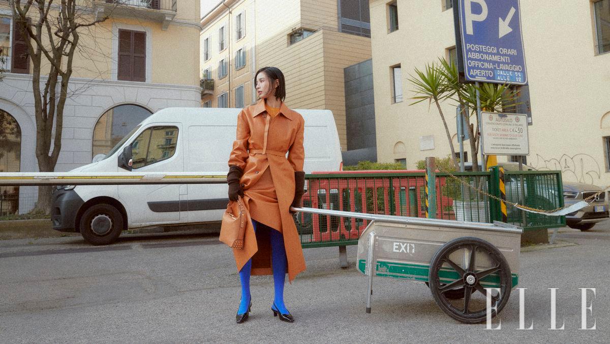 카프스킨 트렌치코트와 톱, 레더 스커트, 슬링백 펌프스, 메탈 도트 백은 모두 Tod’s.