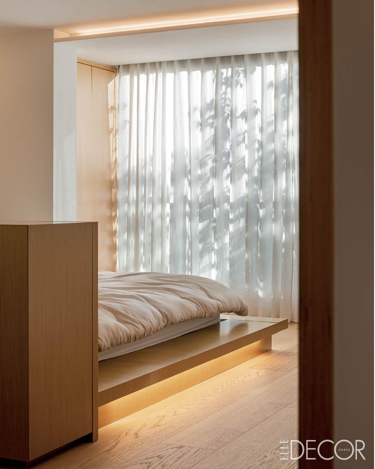 온전한 휴식을 위해 설계된 침실에는 여러 겹의 빛이 고요하게 감돈다.