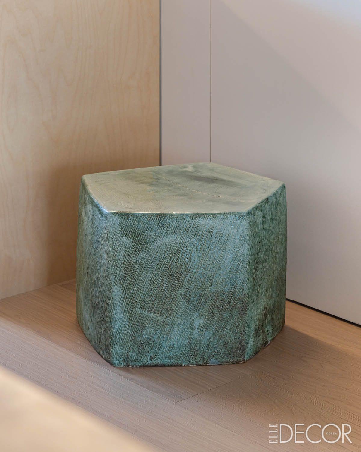 오묘한 청록빛이 감도는 묵직한 도자기 오브제. 