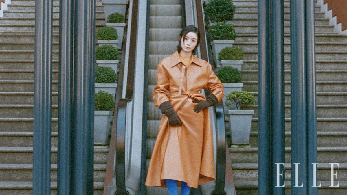 트렌치코트와 니트 톱, 스커트는 모두 Tod’s.