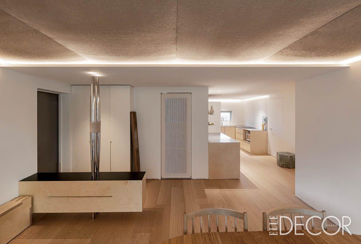 기능적인 다운 라이트를 덜어내고 벽면을 따라 흐르는 은은한 간접조명을 선택한 것은 시각적 자극을 줄이고 공간의 평온함을 구현하기 위해서다. 