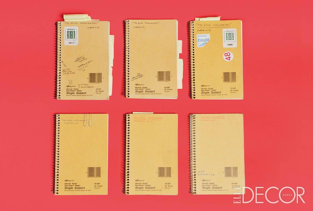 전시에선 웨스 앤더슨이 영화 작업을 위해 집요하게 기록해 온 노트도 공개됐다. 캐릭터의 세밀한 습관부터 공간 색감까지 기록된 아카이브는 그의 독보적인 시각 문법이 철저한 설계에서 탄생했음을 보여준다. 자신이 창조한 소우주 속 퍼펫 모형을 응시하는 웨스 앤더슨. 