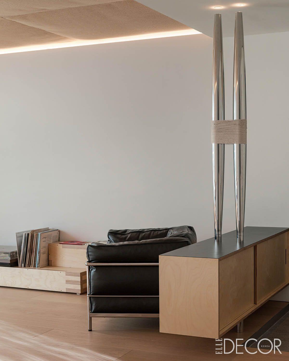 날렵하게 솟은 금속 기둥 중간 부분에 거친 로프를 감았다. 