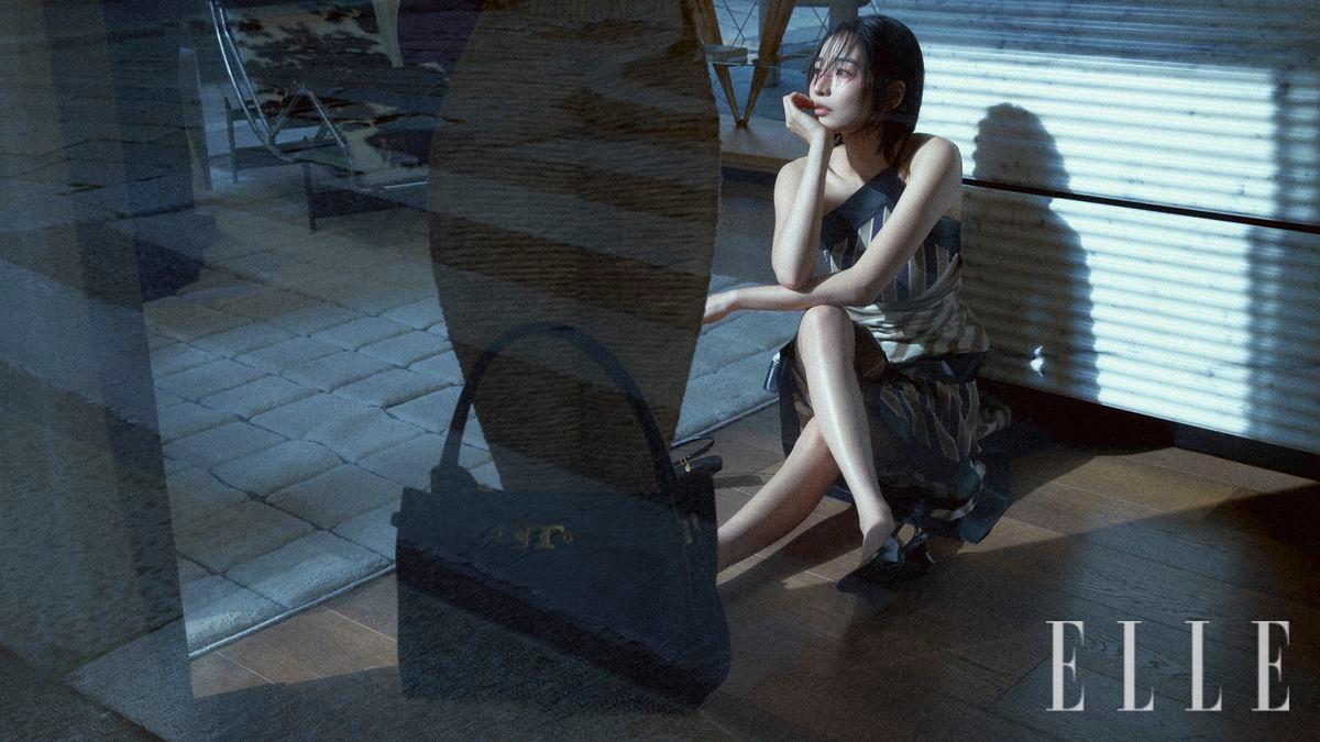 스카프 톱과 스커트, 슬링백 펌프스, T 타임리스 톱 핸들 백은 모두 Tod’s.