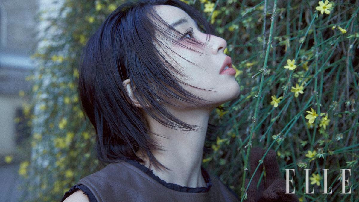 슬리브리스 톱은 Tod’s.