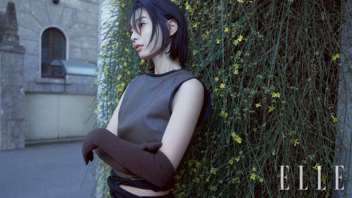 슬리브리스 레더 톱과 스커트는 모두 Tod’s.