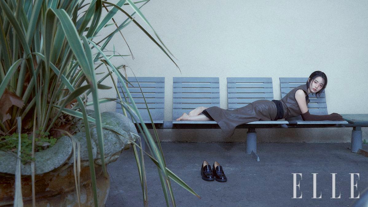 슬리브리스 톱과 나파 램스킨 펜슬 스커트, 페니 바와 측면의 로고가 돋보이는 카프스킨 로퍼는 모두 Tod’s.