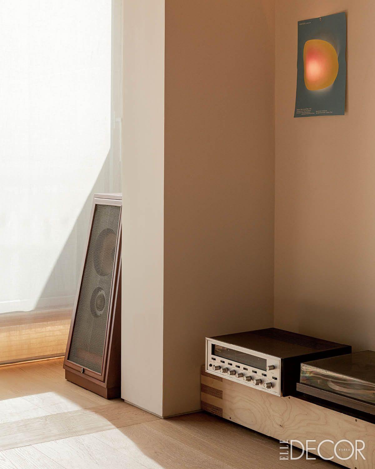 박성민 소장이 직접 만든 선반 ‘MD 1’이 놓인 거실의 한 편. 