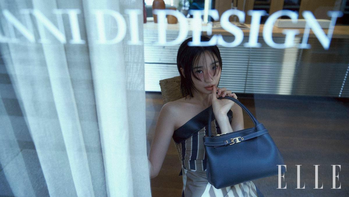 스카프 톱과 카프스킨 T 타임리스 톱 핸들 백은 모두 Tod’s.