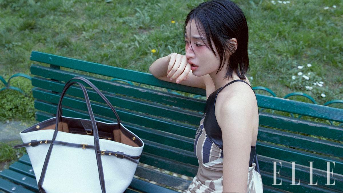 싱글 숄더 스카프 톱과 T 타임리스 쇼퍼백은 모두 Tod’s.