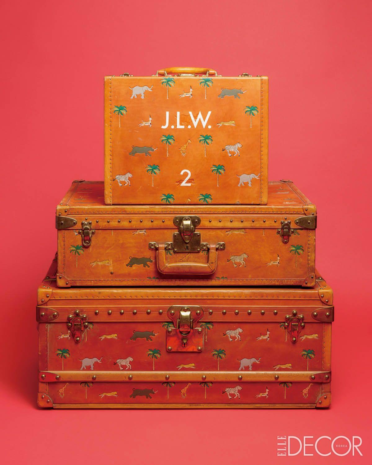 <다즐링 주식회사 The Darjeeling Limited>의 휘트먼 형제가 든 ‘프랑수아 볼테르’ 수트케이스. 