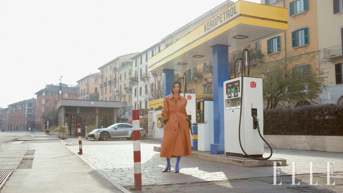 트렌치코트와 니트 톱, 레더 스커트, 슬링백 펌프스는 모두 Tod’s.