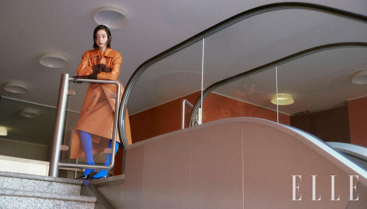 카프스킨 트렌치코트와 니트 톱, 레더 스커트, 오벌 참이 달린 슬링백 펌프스는 모두 Tod’s.