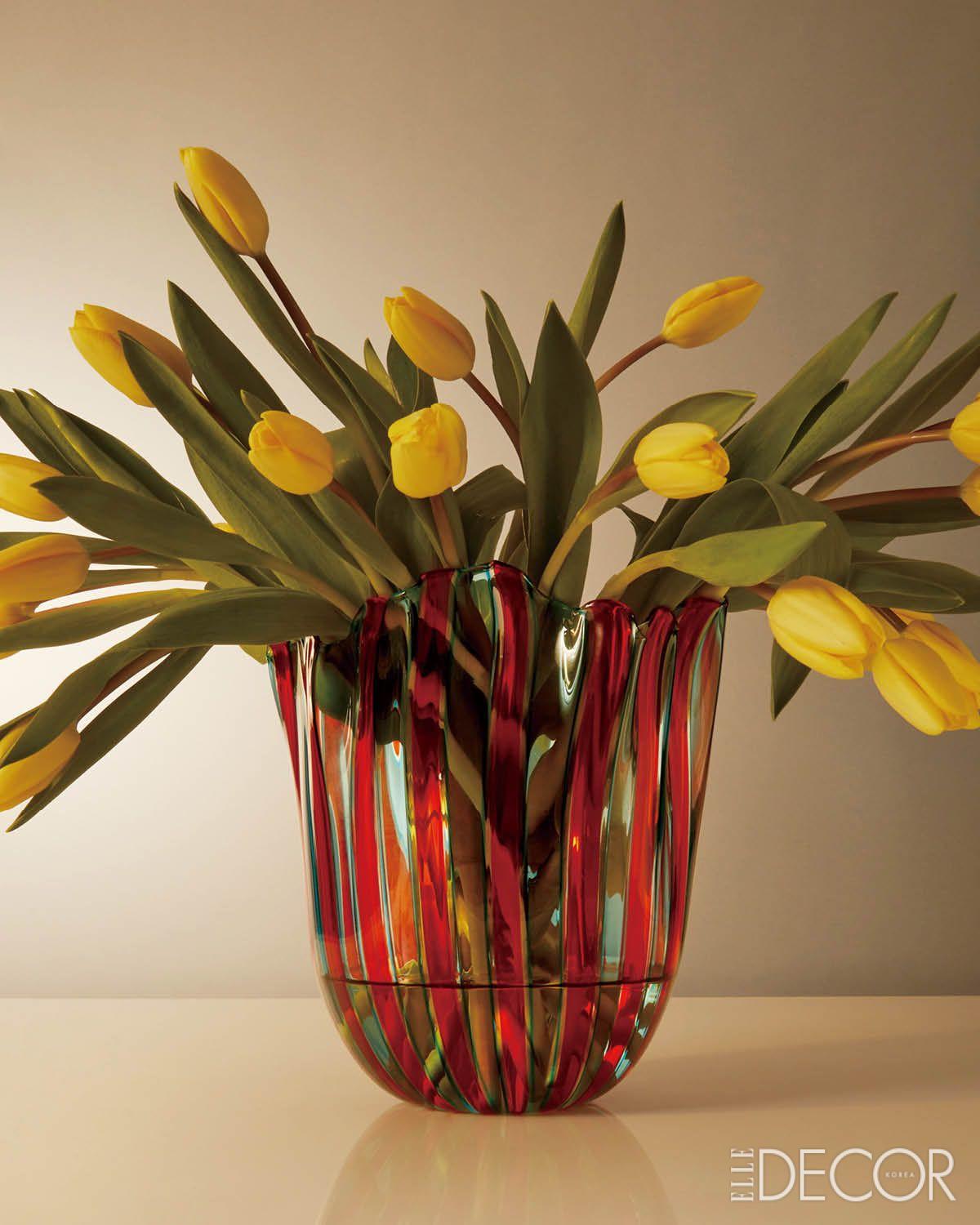 바람에 나부끼는 손수건처럼 부드러운 곡선을 자랑하는 베니니(Venini)의 파촐레토(Fazzoletto) 무라노 글라스 화병. 