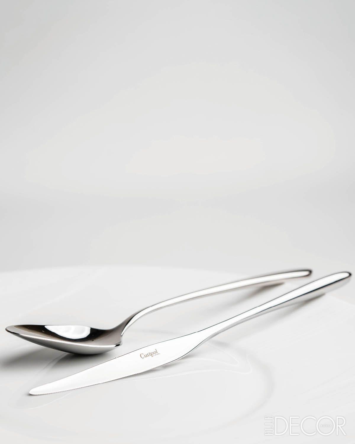 넉넉한 폭과 깊이를 지닌 스푼과 날렵하게 디자인된 나이프로 구성된 아이레스 마테우스 시리즈는 세련된 미감이 돋보인다.