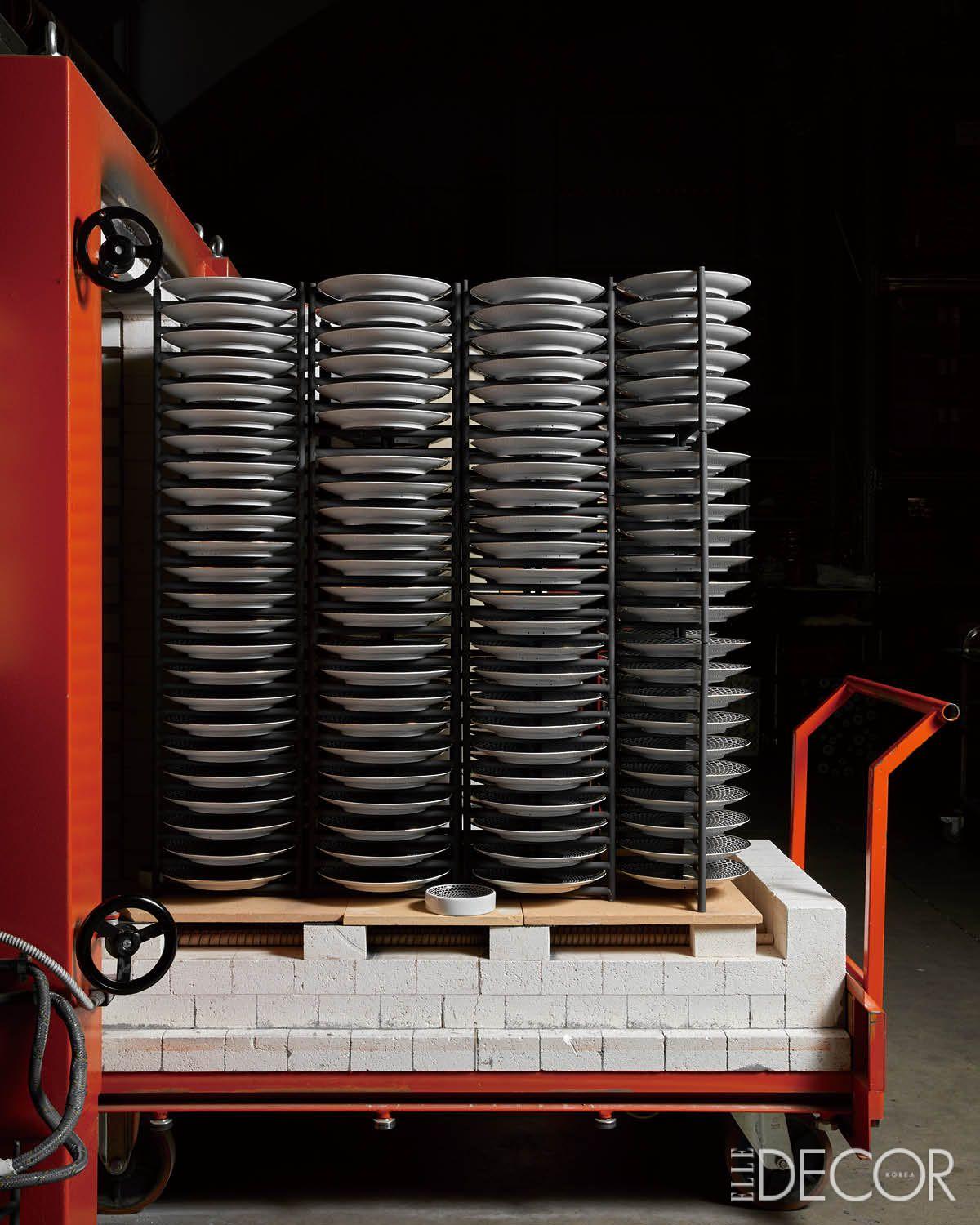 모든 그릇의 페인팅은 수작업으로 이뤄진다. 밀란에 자리한 아틀리에의 풍경. 