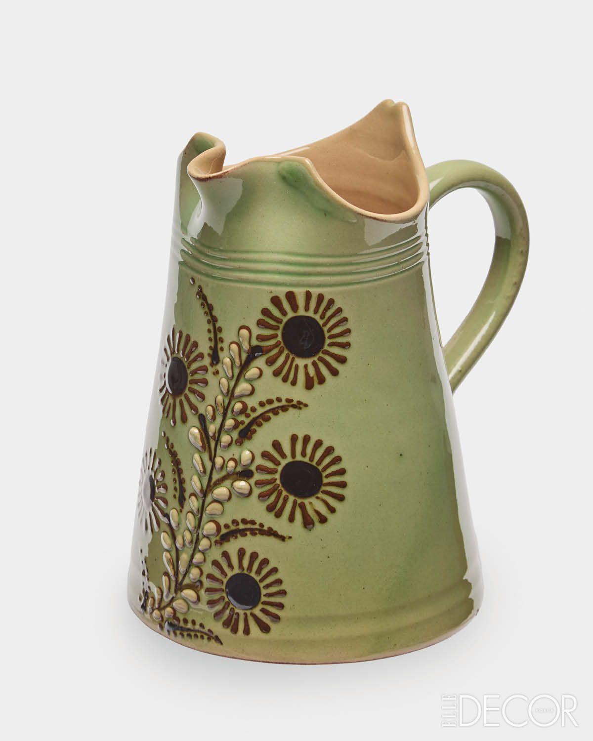 포테리 데비르(Poterie d’Evires)의 플라워 핸드 페인팅 세라믹 저그. 