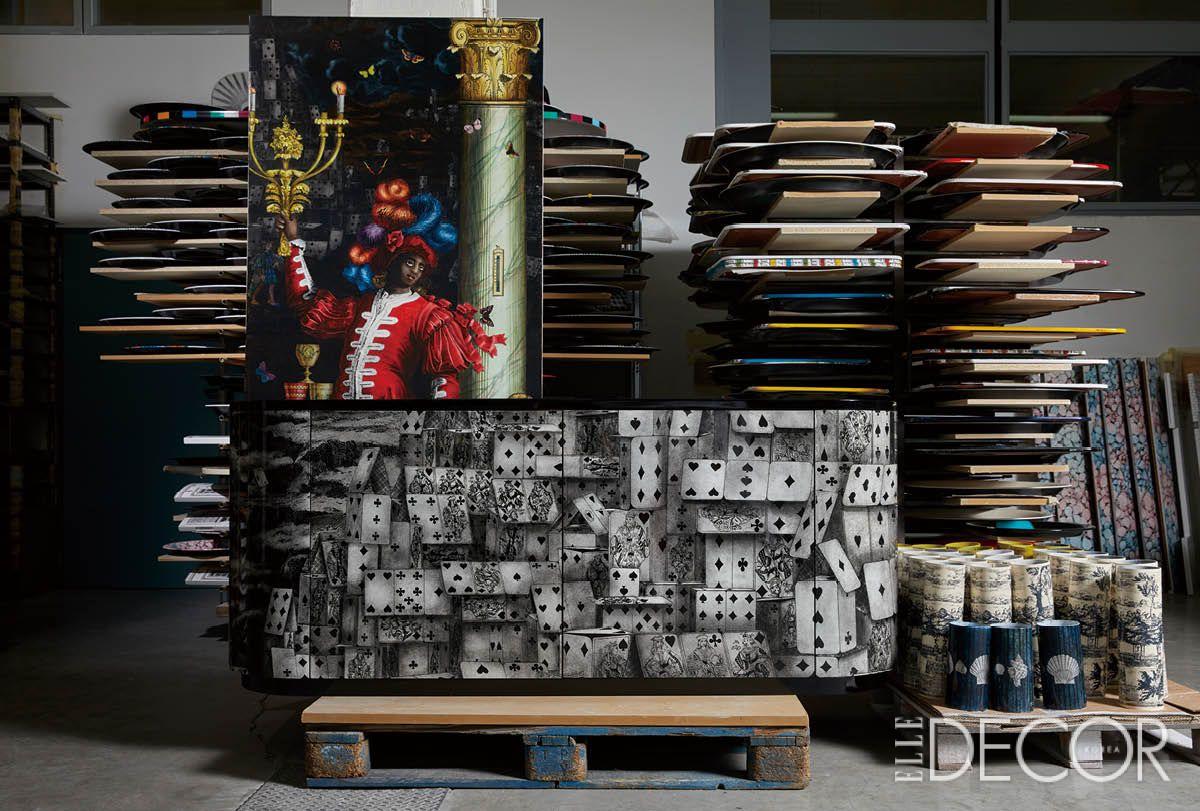 과감한 컬러와 세심한 페인팅. 캐비닛의 패널 한 면을 페인팅하는 데는 꼬박 하루가 걸린다. 